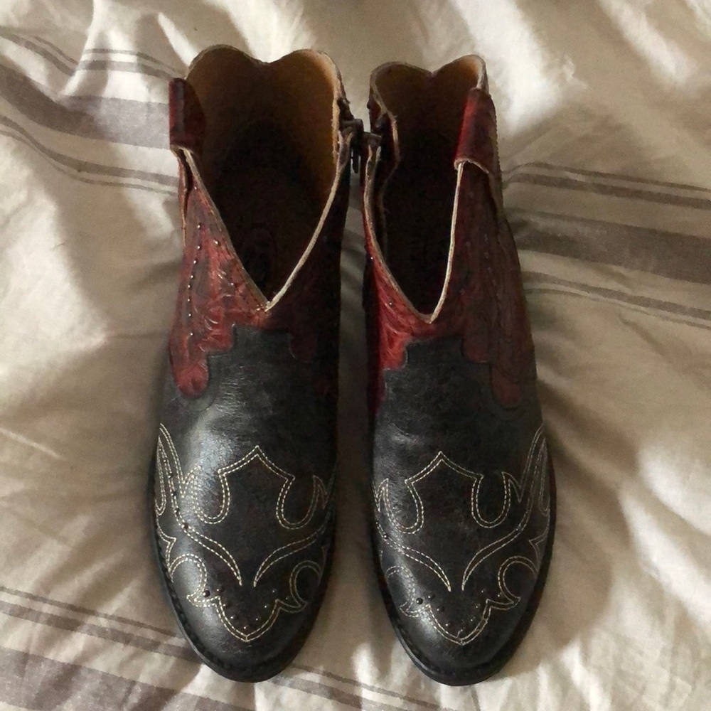 Sterling River, low cut, cowgirl boot. Black and red with white stitching.
